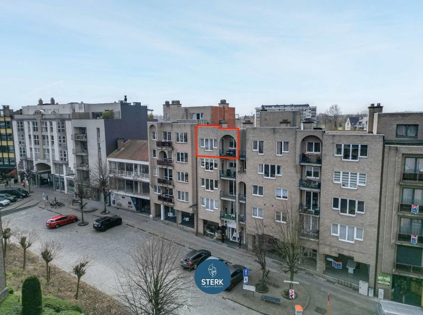 APPARTEMENT MET 3 SLPKS IN HET HARTJE VAN LANAKEN !&lt;br /&gt;
We vinden dit appartement met een bewoonbare oppervlakte van 106 m² terug op een perceel van