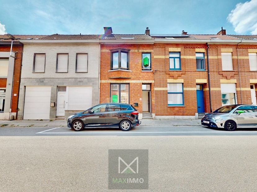 Vous recherchez une maison à vendre à Lauwe, entièrement rénovée, avec 4 chambres et un jardin bien orienté ? Cette charmante maison mitoyenne combine