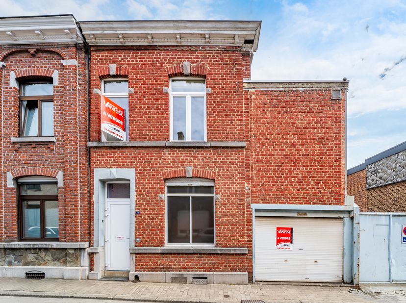 Découvrez cette maison avec un beau potentiel de 3 à 4 chambres à rénover.&lt;br /&gt;
Au rez-de-chaussée, vous trouverez un agréable séjour avec cuisine et