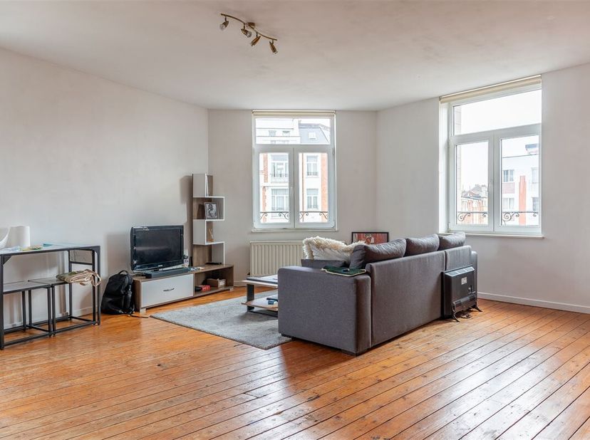 Property One, votre partenaire immobilier à Uccle, vous propose un superbe appartement d&#039;angle situé au 3ème étage d&#039;une petite copropriété sans ascen