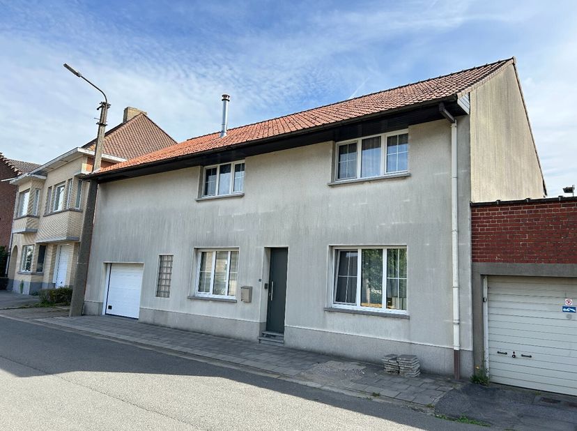Degelijk gerenoveerde woning met zeer grote bewoonbare oppervlakte.&lt;br /&gt;
De woning bestaat uit een inkomhal, mooie leefruimte, keuken, wasplaats, gar