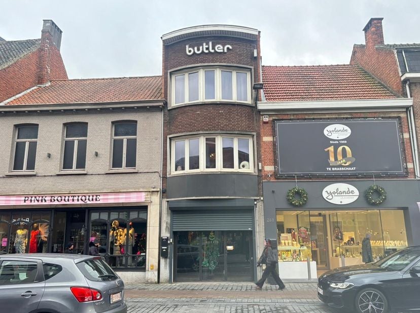 Winkel op absolute topligging met zeer grote visibiliteit gelegen in het hartje van het winkelcentrum van Brasschaat.&lt;br /&gt;
&lt;br /&gt;
Het handelspand gen