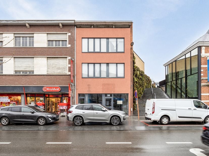 Handelspand / Kantoorruimte te koop in centrum Kapellen aan de Antwerpsesteenweg 4 - in het hart van de commerciële dorpskern naast Kruidvat en tegeno