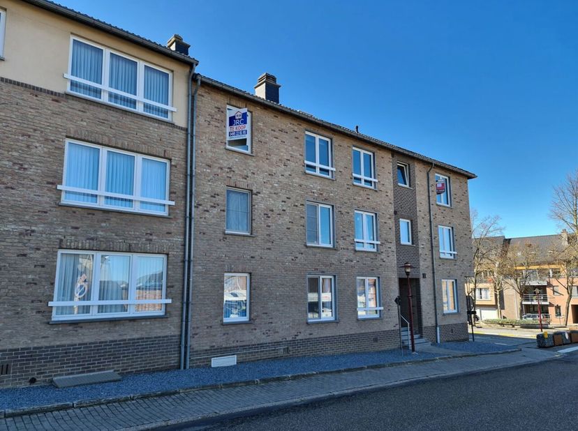 Dit gezellig appartement in het centrum van Landen is gelegen op de 2e verdieping en is bereikbaar met de lift.Inkomhal, leefruimte met zithoek en eet