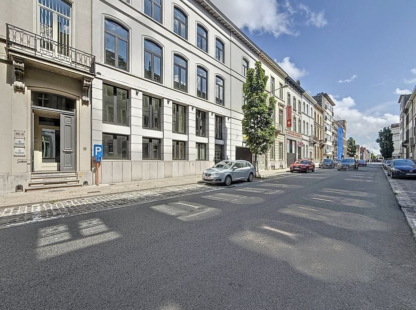 Vous recherchez un espace de bureau prêt à emménager avec parking dans un emplacement privilégié à Courtrai? Découvrez cet immeuble de bureaux représe