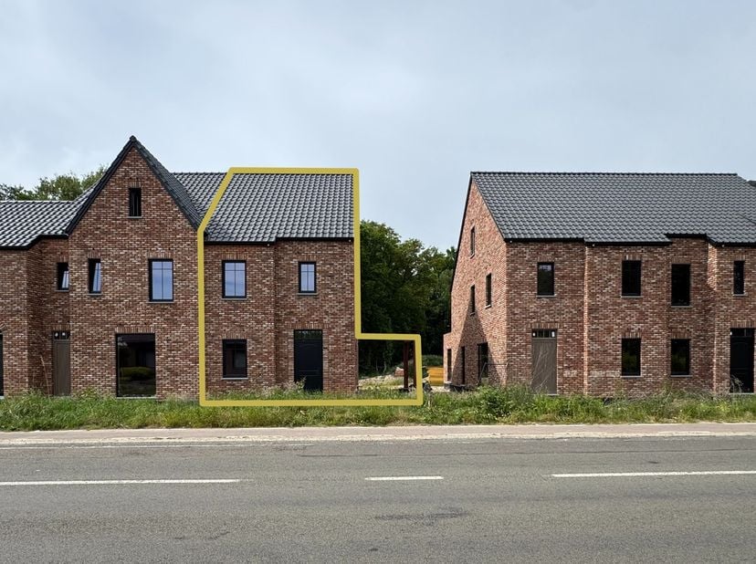 Droom je van een woning die je volledig naar eigen smaak en budget kan afwerken? Deze ruime casco woning in landelijke pastorijstijl combineert karakt