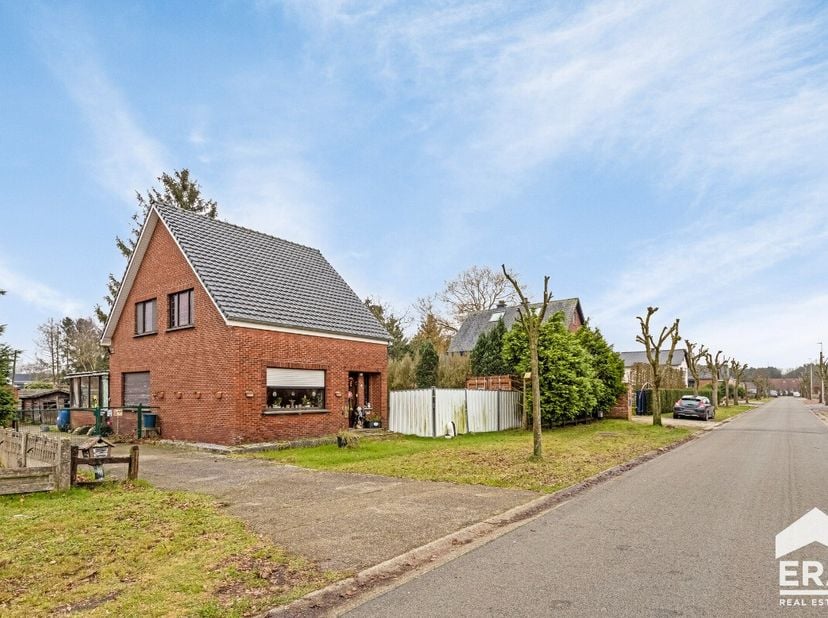 Te renoveren woning te koop in Lommel.Deze vrijstaande woning gelegen in het landelijke Lommel biedt een uitstekende renovatiekans. Op 5 minuten van h