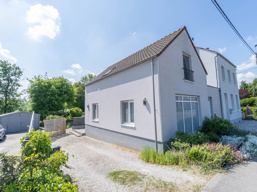 *** OPTION - DANS L&#039;ATTENTE DE LA SIGNATURE DU COMPROMIS *** Cosy petite maison/appartement et rénové en 2020 situé sur Archennes, à proximité de tout