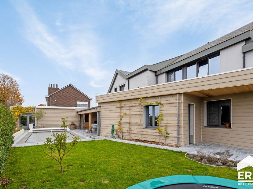 Zeer ruime en gerenoveerde woning met zwembad in NoorderwijkDeze gerenoveerde woning biedt maar liefst 284 m² bewoonbare oppervlakte en is volledig in