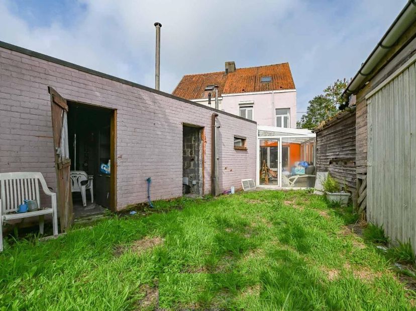 Compromis getekend Deze ruime woning is gelegen aan de rand van Gent, met vlotte bereikbaarheid naar de stad (R4/autostrade). In de nabijheid zijn win