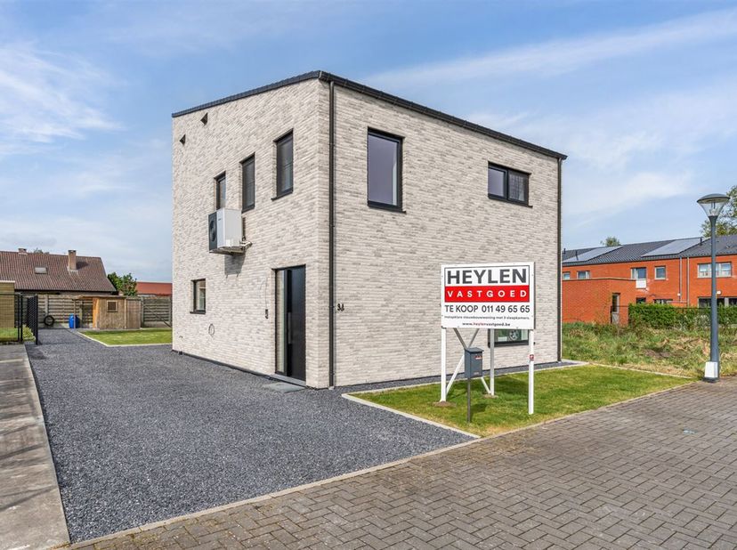 Bij binnenkomst via de zijkant van de woning betreden we de inkomhal, waar zich een gastentoilet bevindt. Vanuit de hal lopen we door naar de woonkame