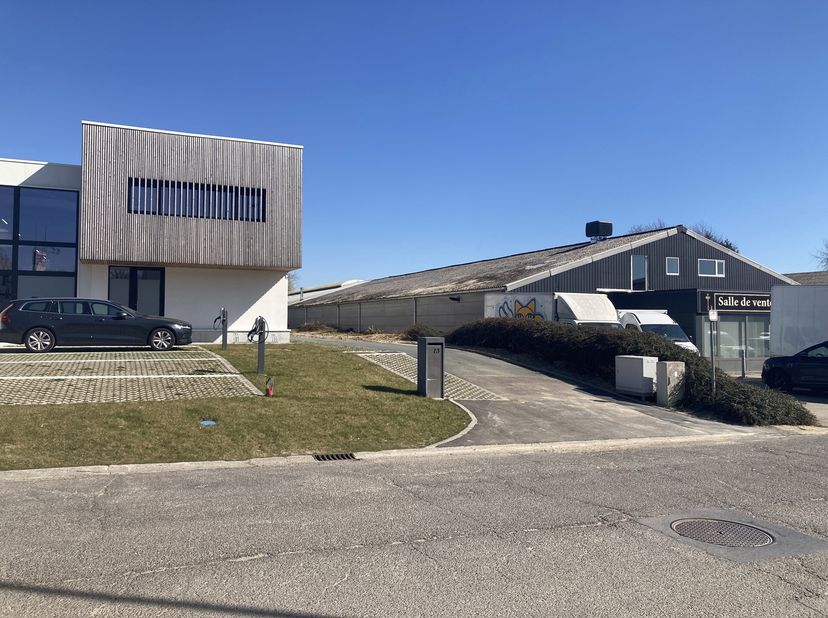 A proximité des grands axes (E411, N4, N25), situés en plein cur du Zoning Nord de Wavre BUREAUX et ENTREPOTS remis à neuf dans un bâtiment de standin