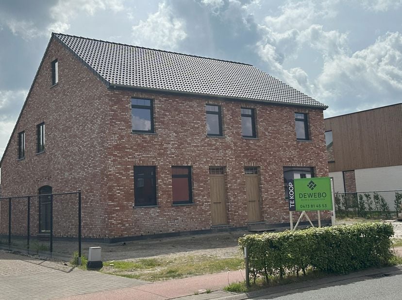 Dit kleinschalig nieuwbouwproject geniet van een centrale ligging nabij het centrum van Stekene en omvat twee BEN-woningen met zuid gerichte tuinen en