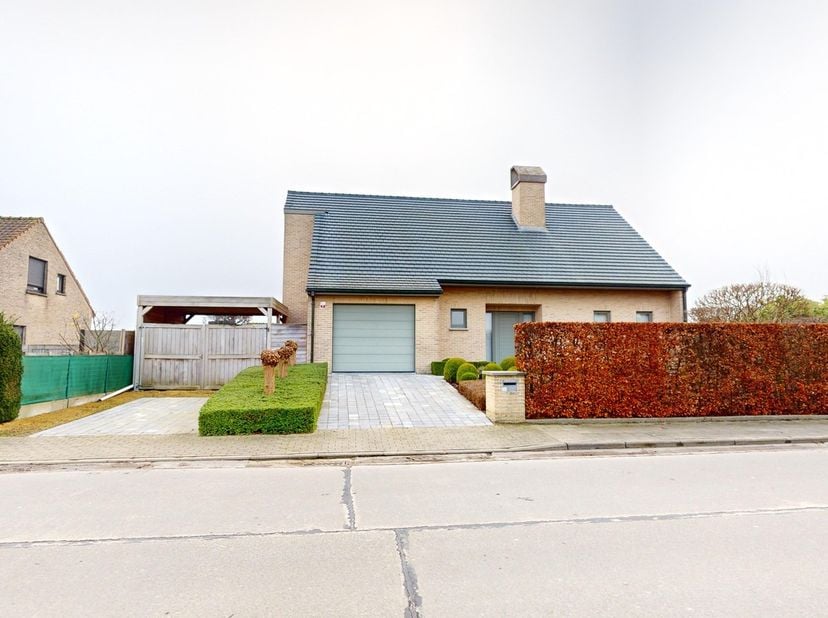 Nabij verscheidene invalswegen treffen deze mooie villa aan. Dankzij zijn ideale ligging is de woning zeer vlot bereikbaar, mede door de nabijheid van
