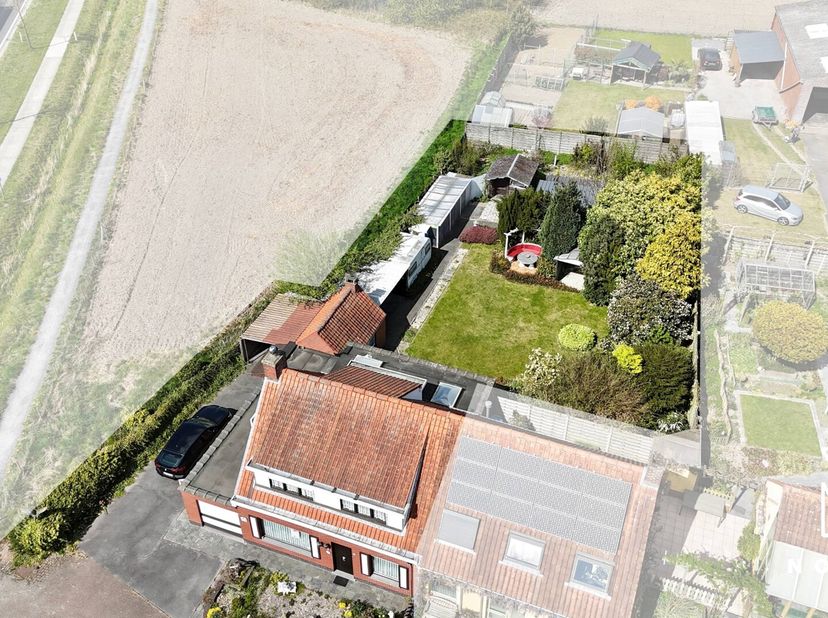 Gelegen in een doodlopende straat op 1km van winkels, bakkers en scholen.&lt;br /&gt;
Bij het betreden van de woning kom je meteen terecht in de ruime en ge