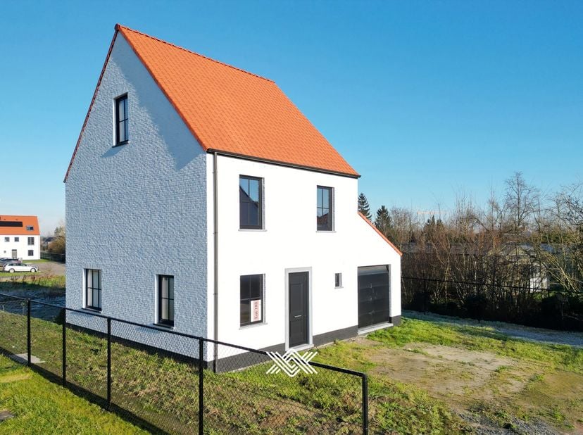 Deze nieuwbouw woning met 3 slaapkamers en een bewoonbare oppervlakte van 187 m² is gelegen op een perceel van 587,17 m² in de nieuwe verkaveling ‘Lal