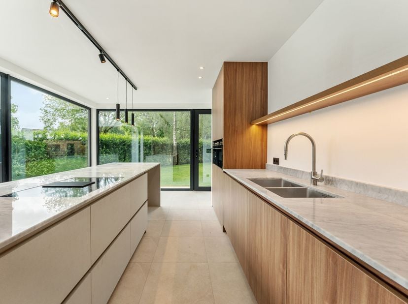Deze vrijstaande woning nabij het centrum van Hoogstraten op perceel van 640 m² kende in 2025 een totaalrenovatie. Ze is voorzien van een hoogwaardige