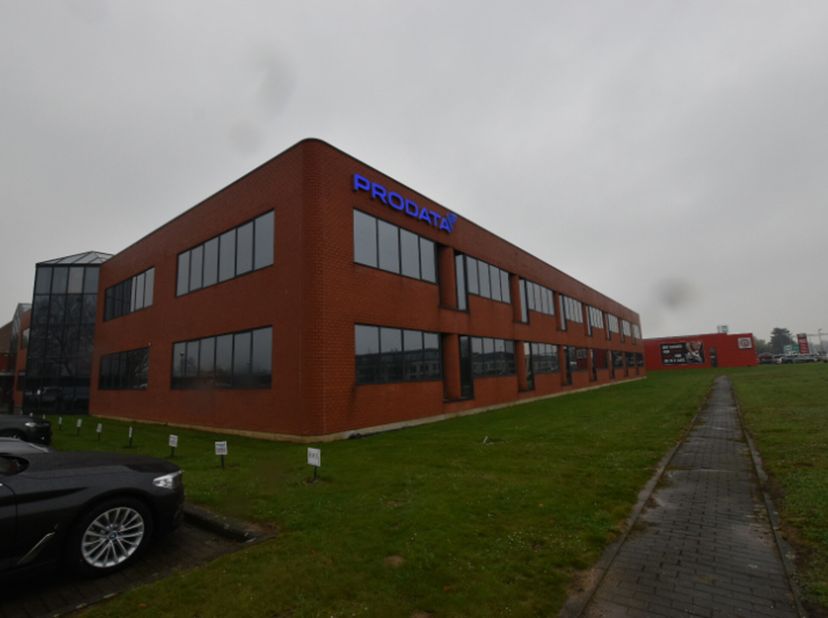 Bureaux et entrepôts à louer à Zaventem. La propriété est idéalement située et facilement accessible en voiture. Différentes unités de bureau sont dis