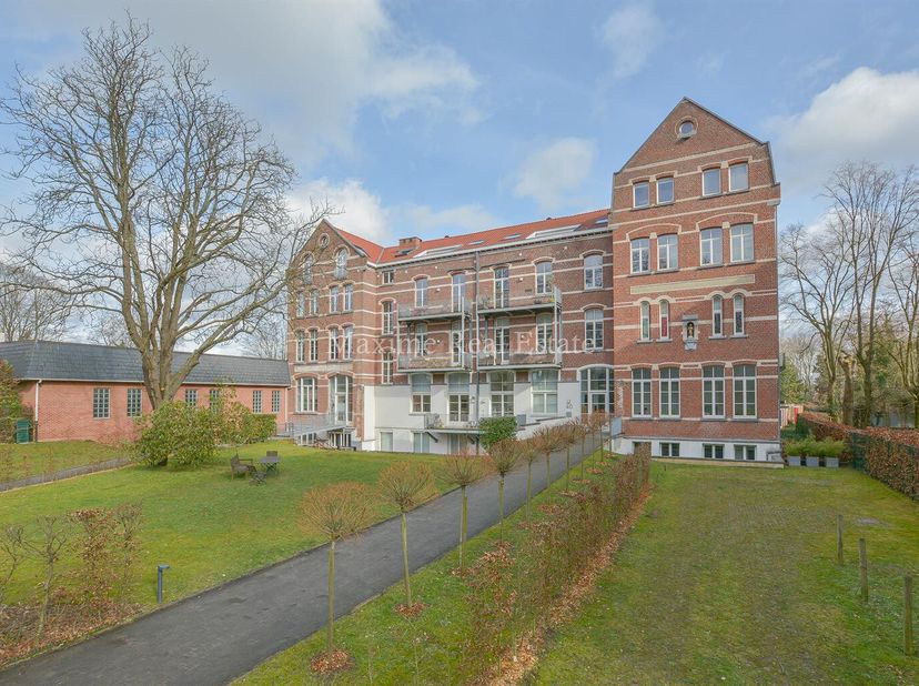 MAXIME REAL ESTATE vous propose ce charmant penthouse dans un ancien collège complètement rénové avec terasse.&lt;br /&gt;
Proche du Bois de la Cambre, à pr