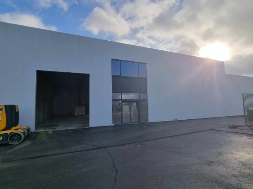 Gerenoveerde opslagruimte met een oppervlakte van 1211m². Het magazijn beschikt over een vrije hoogte van 6.5m, sectionale poort, extra isolatie en zo