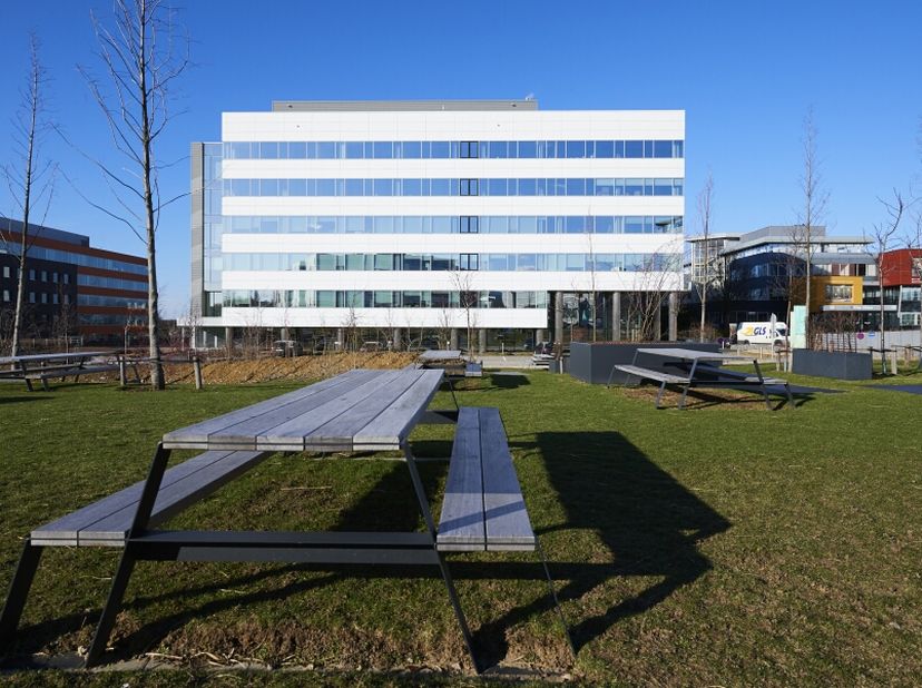 Deze nieuwe gebouwen maken deel uit van het Pegasus Park gelegen dichtbij de autosnelweg Brussel-Zaventem, in de nabijheid van de NAVO en op enkele st