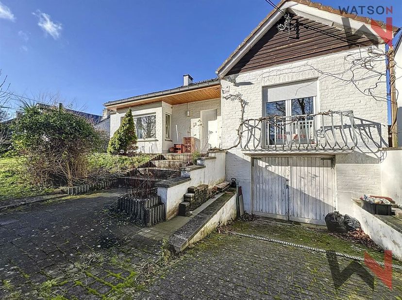 Découvrez ce charmant bungalow situé à Mont-Sain-Guibert, offrant un cadre de vie paisible sur un terrain de 819 m². Doté d&#039;une superficie habitable d