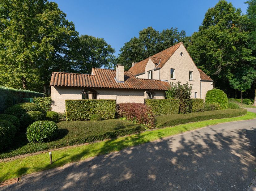 GREZ-DOICEAU, dans un clos paisible du Domaine du Bercuit, charmante VILLA (3ch / 2sdb et une chambre d&#039;appoint/ bureau) avec garage et piscine. Bâtie