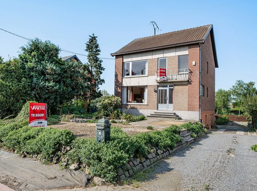 Idéalement située dans la province du Limbourg, entre le plateau de Herve et Maastricht, spacieuse maison 4 façades de 3 chambres plus grenier aménage