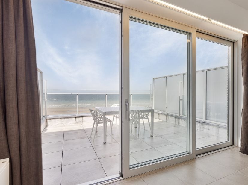 Op de zeedijk van De Panne, Residentie Libertad, vinden we deze in 2022 gerenoveerde penthouse (44 m²) te koop, met adembenemend uitgestrekt zicht van