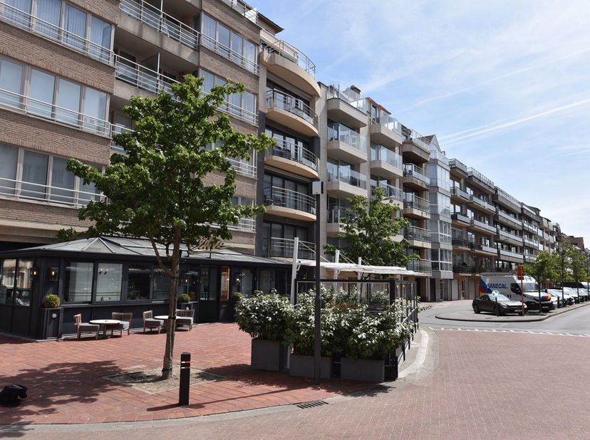 Appartement de 3 chambres bien situé sur le côté ensoleillé de la Koningslaan, à quelques pas de la Zeedijk, de la Rubensplein et du centre commercial