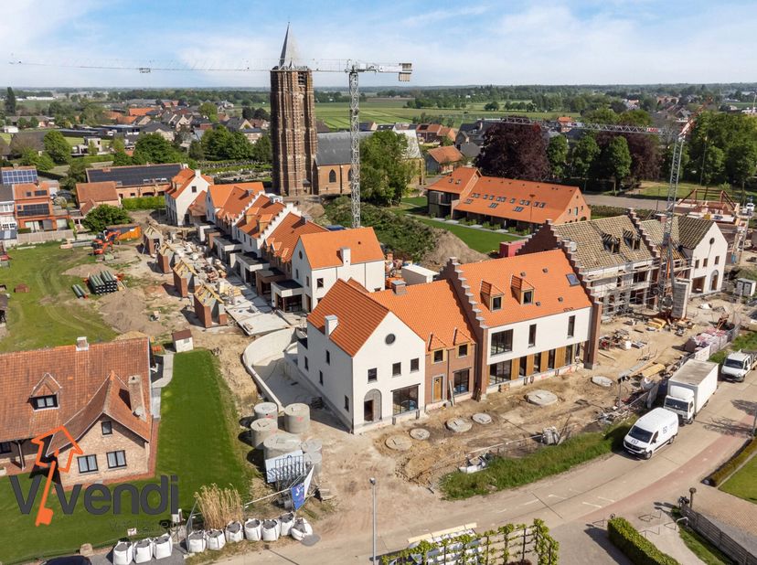 Aan de rand van het centrum op een zeer unieke en rustige locatie onder de schaduw van de Sint-Michielskerk treft u dit stijlvolle en authentieke nieu
