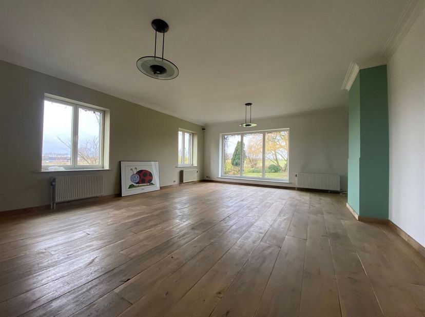 Magnifique appartement de +/- 145m² situé au 1er étage dans un complexe immobilier situé au calme à l&#039;entrée du village de Chapelle-à-Wattines,  à pro