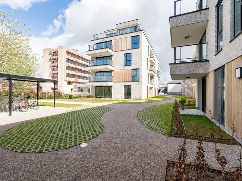 Gelegen in Residentie Vlas, biedt dit appartement een uitstekende locatie met een prachtig uitzicht op het groen rondom, te midden van het levendige c