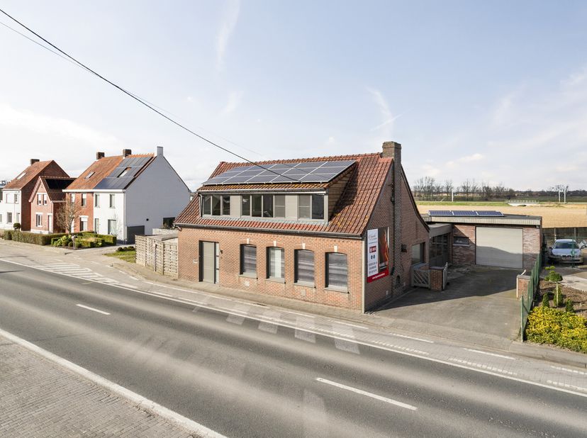 Deze charmante woning is gunstig gelegen nabij het centrum van Kortemark en Diksmuide, met vlotte verbindingen naar diverse invalswegen. Ideaal als ge