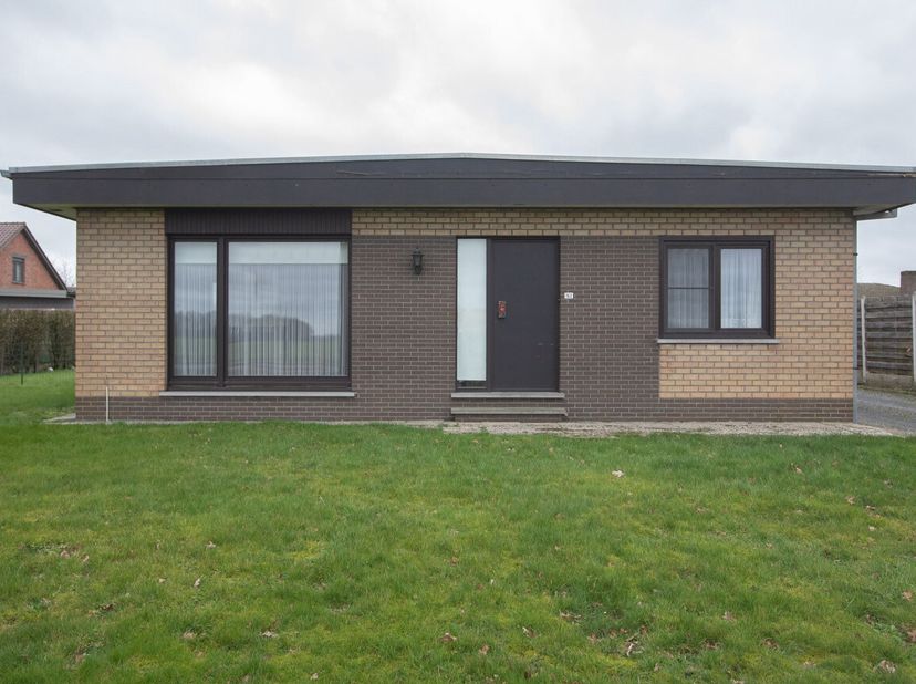 BUNGALOW    &lt;br /&gt;
 &lt;br /&gt;
Te renoveren vrijstaande bungalow te koop met aparte garagebox en grote tuin, gelegen bij het centrum van Lotenhulle.  &lt;br
