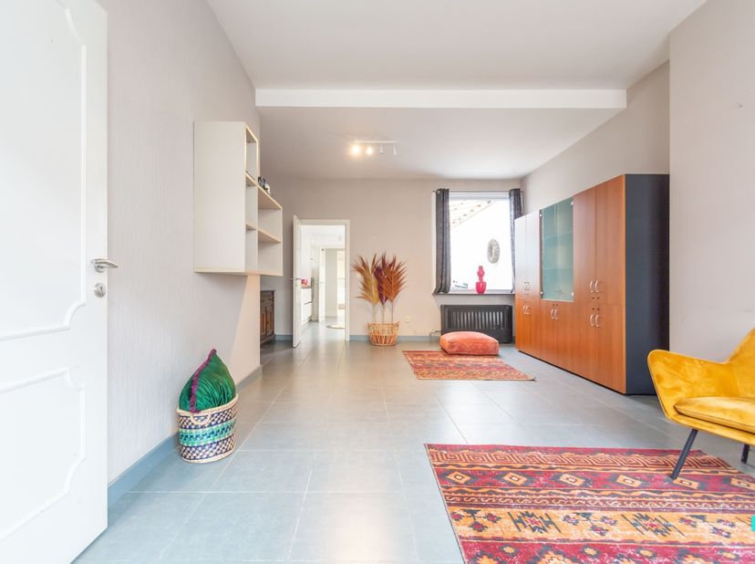 Deze op te frissen woning, met twee slaapkamers, nabij Merelbeke station is gelegen op een perceel van 190 m² en heeft een bruikbare vloeroppervlakte