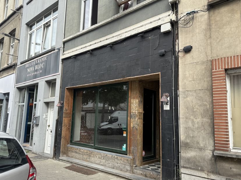Bent u op zoek naar een strategisch gelegen handelspand in een levendige buurt? Dit pand, perfect gesitueerd in een zijstraat van de Turnhoutsebaan, g