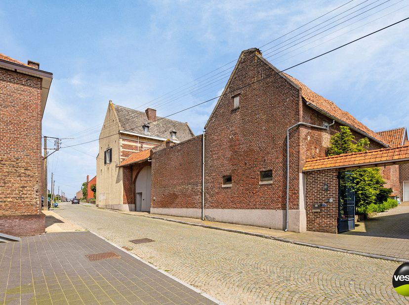 Op te frissen vierkantshoeve in dorpskern van Grote-Spouwen, Papestraat 10, Bilzen.&lt;br /&gt;
&lt;br /&gt;
Deze charmante vierkantshoeve, gelegen in het rustige