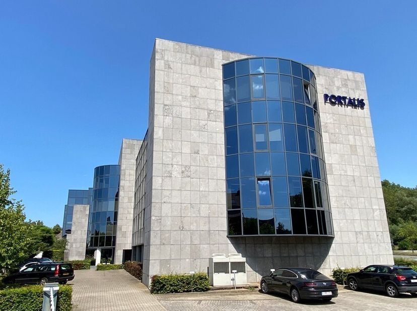 Bureau paysager de 413m² au 3ème étage du complexe de bureaux Portalis à Zwijnaarde (extensible à 738m² de bureaux)&lt;br /&gt;
Emplacement : près de l&#039;E40