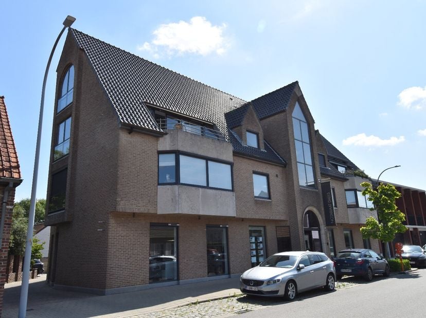 Dit appartement geniet héél wat lichtinval, enorme ruimte, rustige ligging en vlakbij het centrum van Rollegem.&lt;br /&gt;
Het appartement bevindt zich op