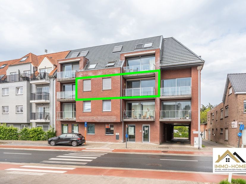 Dit recente appartement vinden we terug op de tweede verdieping van een recent complex, en is te bereiken via zowel de lift als de trap. Zo kom je in
