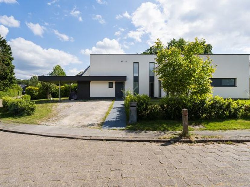 Villa récente située dans le quartier prisé de l&#039;Arboretum&lt;br /&gt;
&lt;br /&gt;
Magnifique villa (6 chambres/bureau/3 salles de bains) offrant une superficie