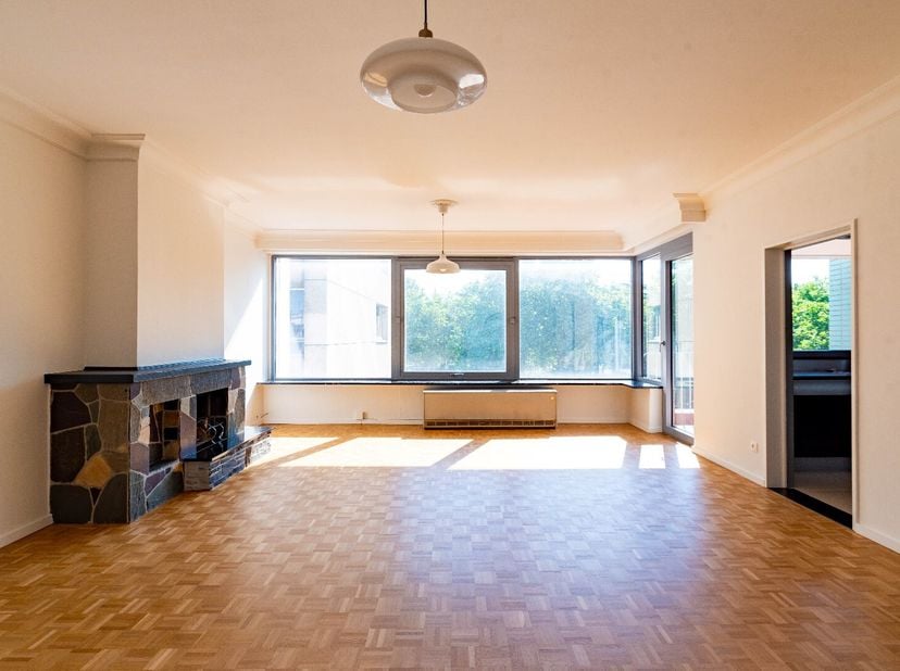 Gerenoveerd appartement met 3 slaapkamers gelegen op de 3de verdieping met lift en uitzicht naar Stad Antwerpen en Schelde. Het appartement is zeer ce