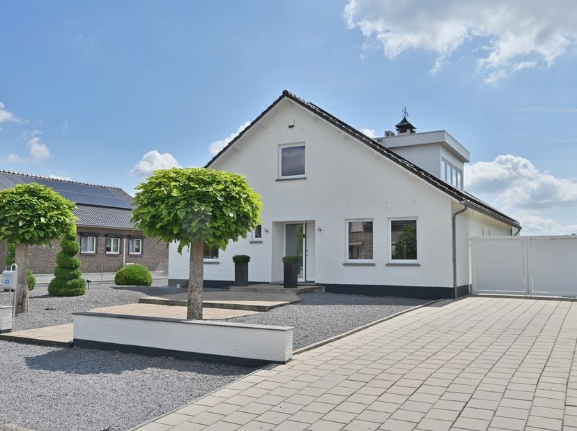 Deze hedendaagse woning in een rustige woonwijk van Rekem ligt aan het einde van een doodlopende straat en biedt een prachtig, open uitzicht over de v