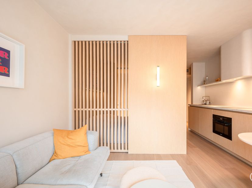 Smaakvol afgewerkt 1 slaapkamer appartement ideaal gelegen nabij Dumortierlaan.&lt;br /&gt;
Bestaande uit : inkomhal met apart gastentoilet, vestiaire, open