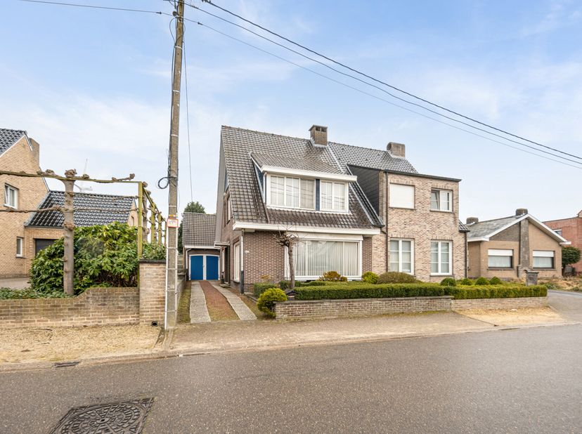 Ligging: Gelegen nabij het centrum van Sint-jozef-Olen met alle faciliteiten (winkels, openbaar vervoer, scholen,) in de directe omgeving. Met een zee