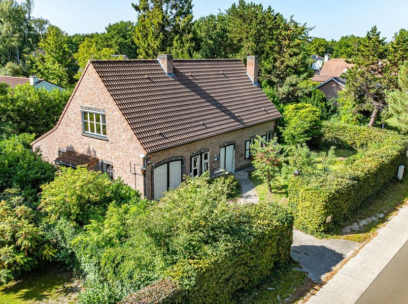 In het charmante Keerbergen, midden in een rustige en groene omgeving, vind je deze ruime gezinswoning met tal van mogelijkheden. Ze staat op een mooi
