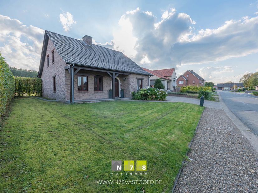 VRIJSTAANDE WONING MET ZWEMBAD EN ZICHT OP GROEN EN OMLIGGENDE WEILANDEN TE NEEROETEREN.&lt;br /&gt;
TROEVEN&lt;br /&gt;
- Gelegen nabij het centrum van Neeroeter