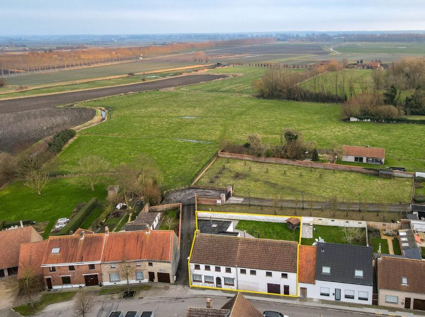 Deze ruime halfopen bebouwing in het hart van Stalhille biedt tal van mogelijkheden! Gelegen op een perceel van 580 m² combineert deze woning charme e