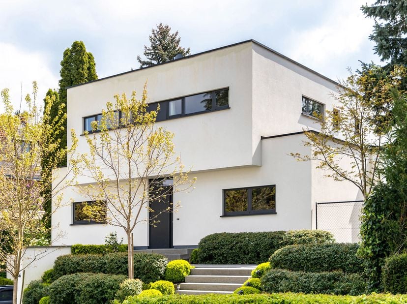 Située à proximité des commerces du Fort-Jaco, villa contemporaine, bâtie en 2015 développant ± 350 m² de surface, sur un terrain idéalement orienté d